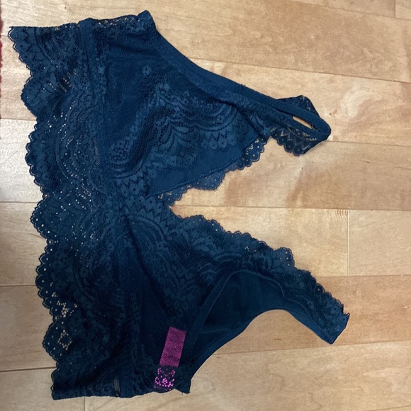 Black lace bralette. Never Worn - Picture 2 of 2